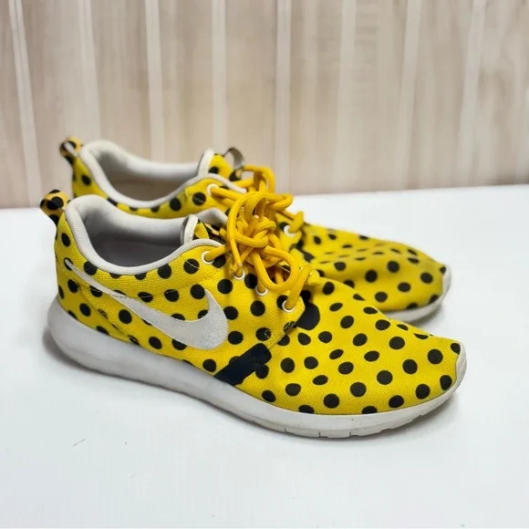Nike Yellow and Black Dotted Sneakers - Picture 6 of 7